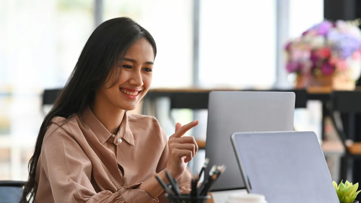 女孩子愉快地用電腦
